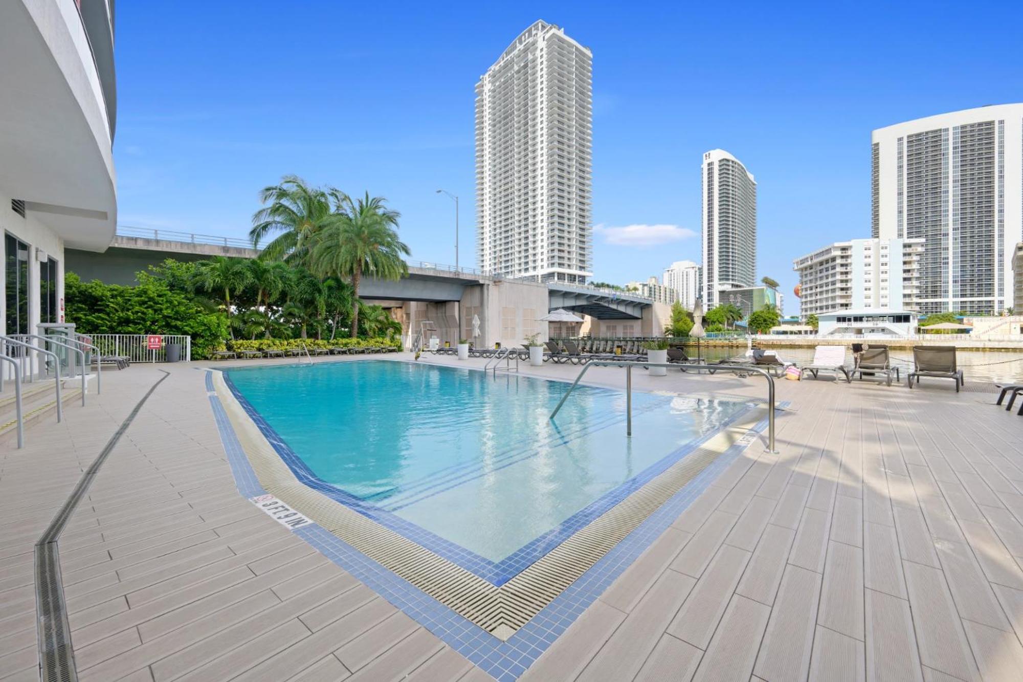 Hallandale Sky Water View Hallandale Beach Exterior photo