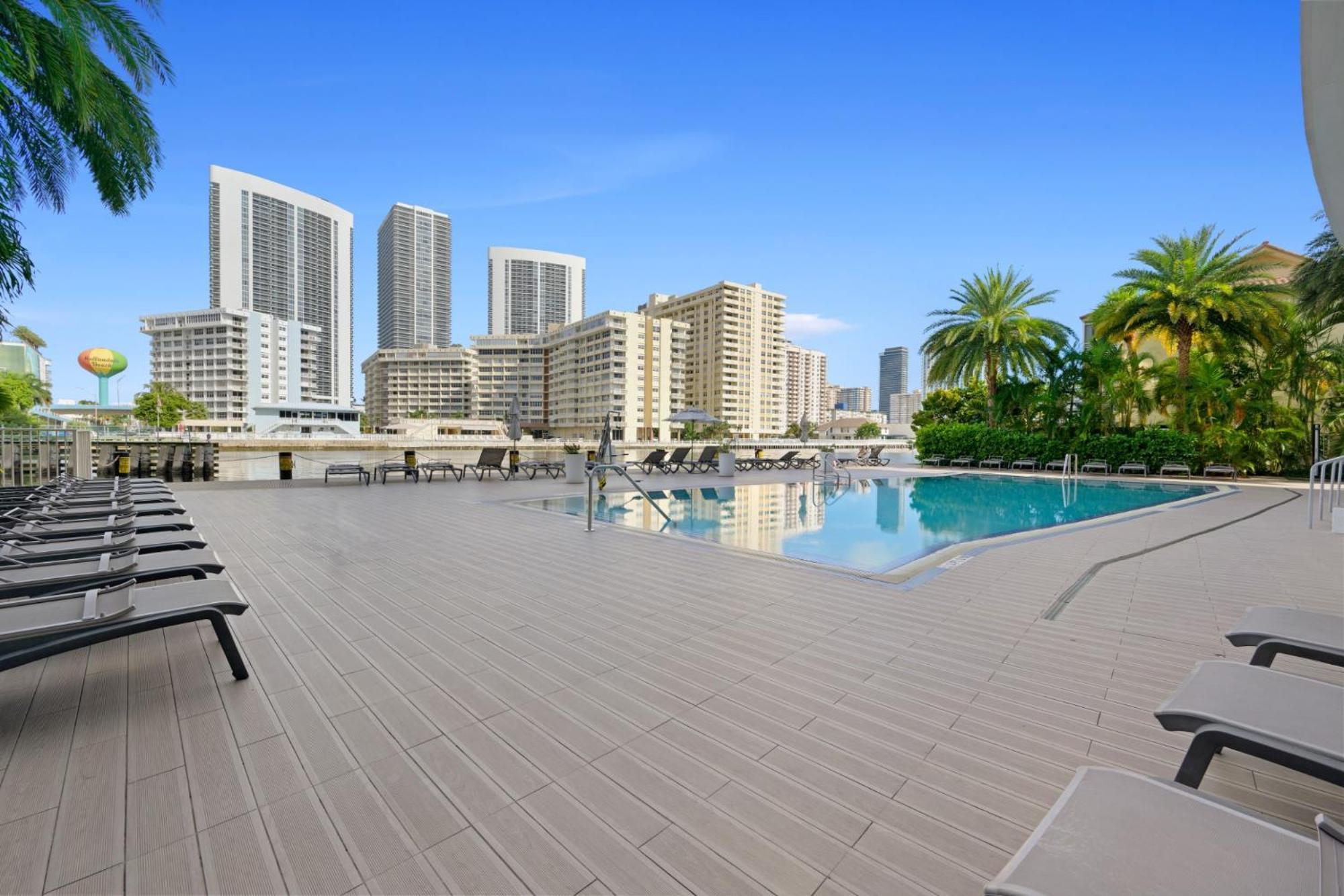 Hallandale Sky Water View Hallandale Beach Exterior photo